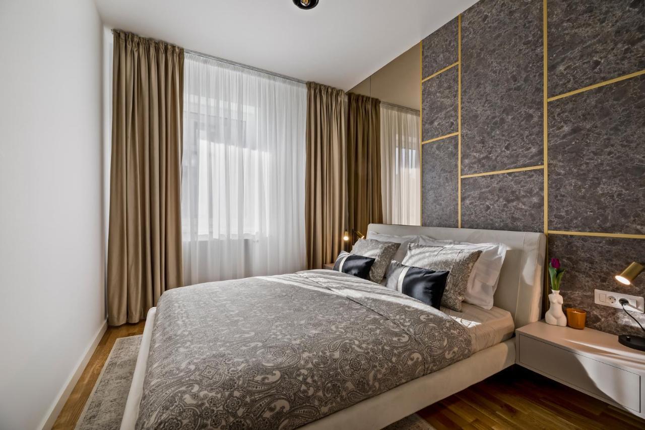 Luxury Apartment *